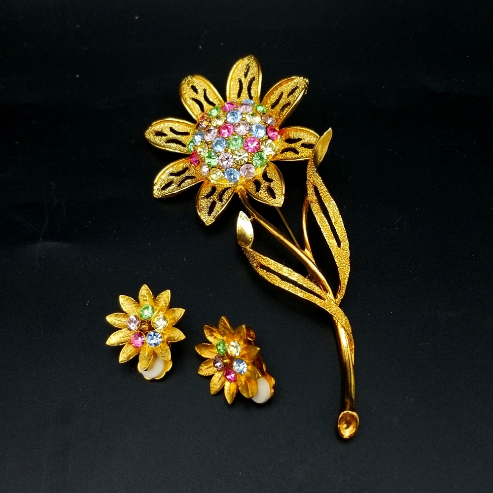 Vintage Gold Color Flower Earings & Broche Multi Pastel Color Rhinestones Stamen